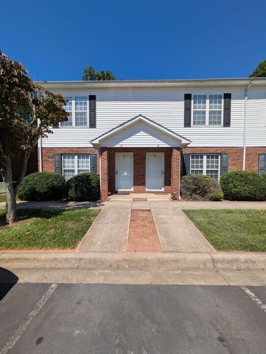 1742 14th St Ln NE in Hickory, NC - Building Photo