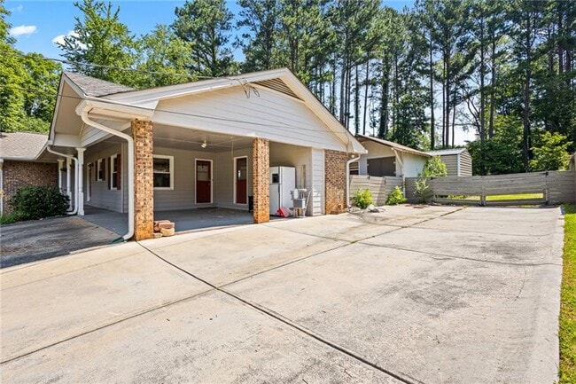 824 Hickory Ridge Rd SW in Lilburn, GA - Building Photo - Building Photo