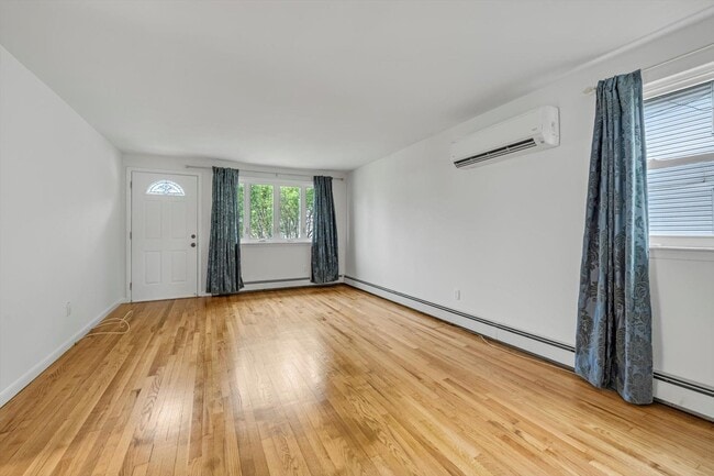 84 Hickory Rd in Port Washington, NY - Building Photo - Building Photo