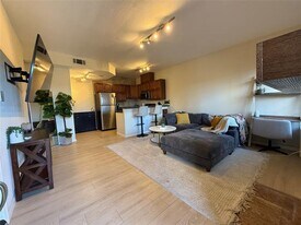 5757 E University Blvd in Dallas, TX - Building Photo