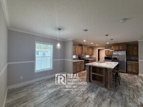 19212 Livengood Rd in Lutz, FL - Building Photo - Building Photo