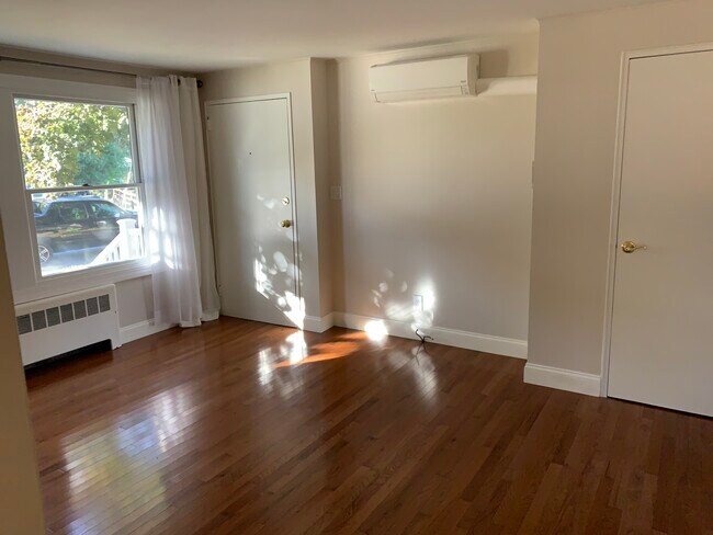 16 Saran Ave, Unit 1 in Bedford, MA - Building Photo - Building Photo