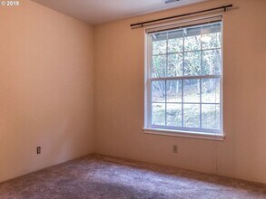827 Old Garden Valley Rd in Roseburg, OR - Building Photo - Building Photo
