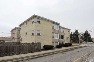 6801 W Montrose Ave in Harwood Heights, IL - Foto de edificio - Building Photo