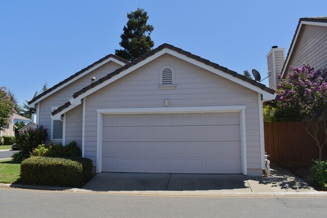 9454 Laguna Pointe Way in Elk Grove, CA - Building Photo - Building Photo