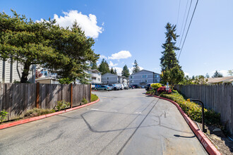 1910 W Casino Rd in Everett, WA - Building Photo - Building Photo