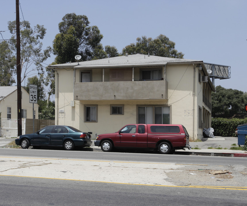 11811 Burbank Blvd in Valley Village, CA - Foto de edificio