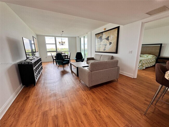 2681 N Flamingo Rd in Sunrise, FL - Foto de edificio - Building Photo