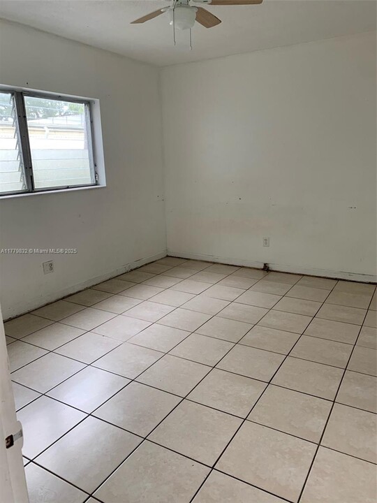 17051 NE 23rd Ave in North Miami Beach, FL - Foto de edificio