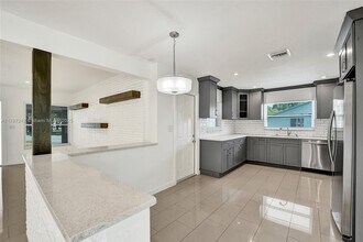 5380 SW 3rd St in Plantation, FL - Building Photo - Building Photo