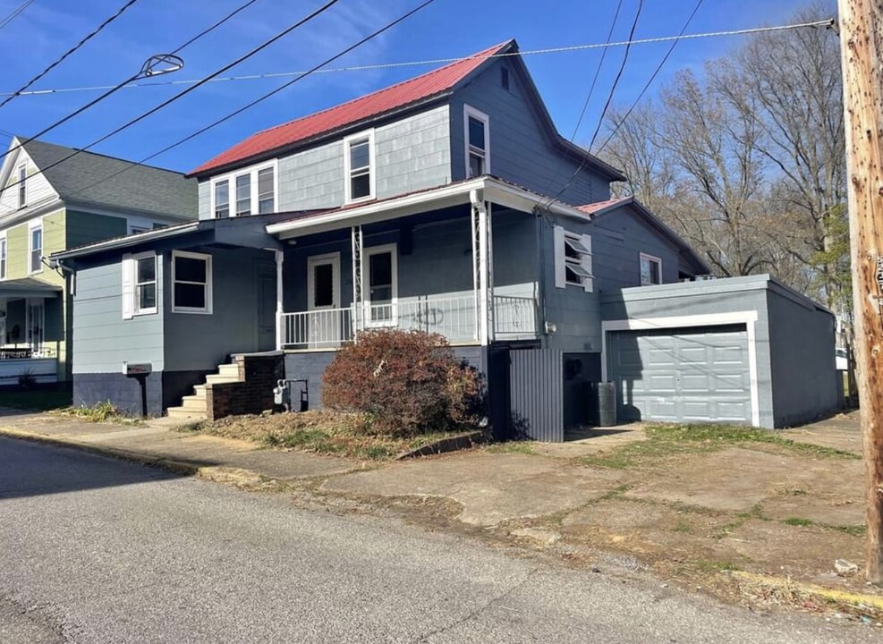 266 Locust St in New Martinsville, WV - Building Photo