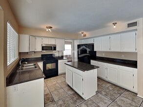 7010 W Oraibi Dr in Glendale, AZ - Building Photo - Building Photo