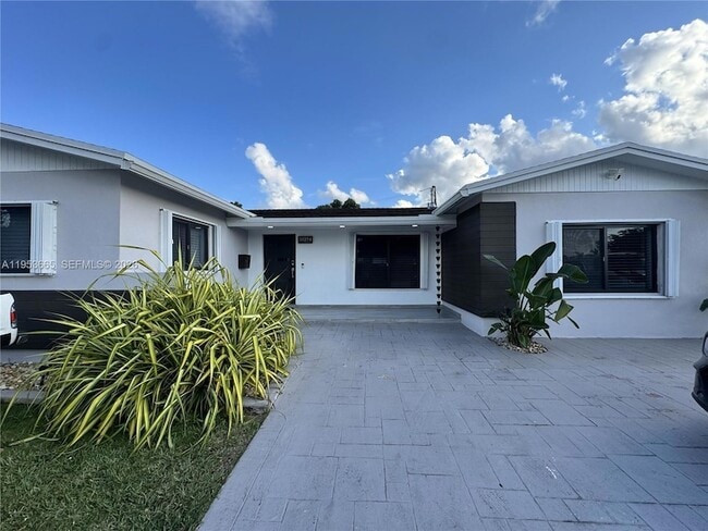 10394 Fairway Heights Blvd in Miami, FL - Foto de edificio - Building Photo