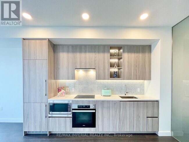 95-695 McMahon Dr in Toronto, ON - Building Photo - Building Photo