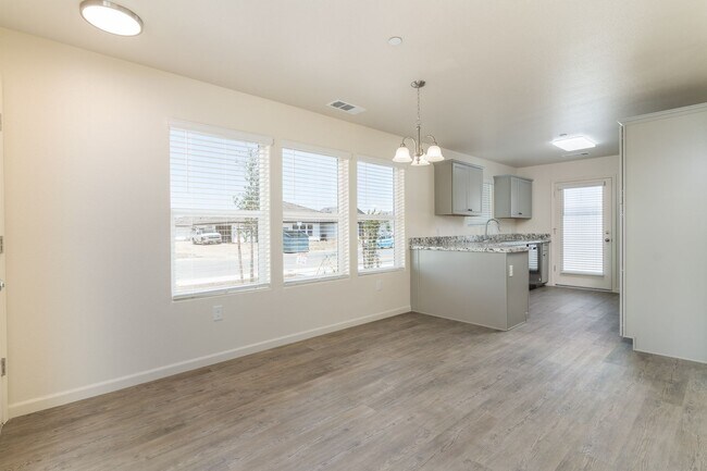 2538 Oakmont Cir in Tulare, CA - Building Photo - Building Photo