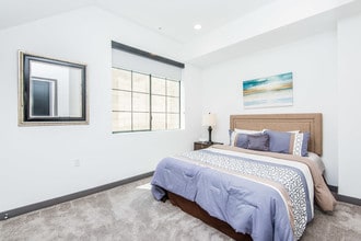 ST Townhomes at Riverside in Toluca Lake, CA - Foto de edificio - Building Photo