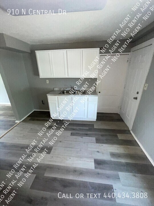 910 N Central Dr in Lorain, OH - Building Photo
