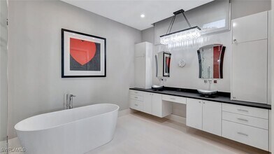 739 5th Ave N in Naples, FL - Building Photo - Building Photo