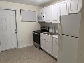 2830 NW 15th Ct, Unit A in Fort Lauderdale, FL - Building Photo - Building Photo