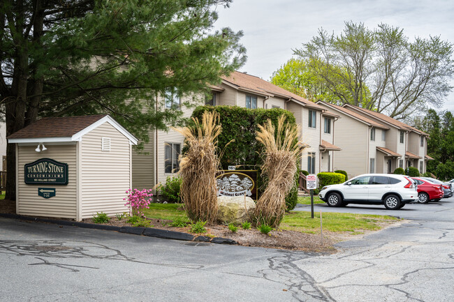 Walnut Grove in Cranston, RI - Foto de edificio - Building Photo