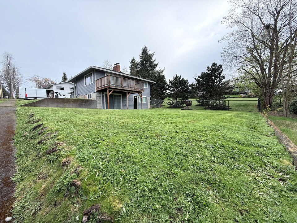 1588 N 6th Ave in Stayton, OR - Foto de edificio