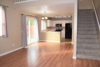 9274 Laguna Pointe Way in Elk Grove, CA - Building Photo - Building Photo