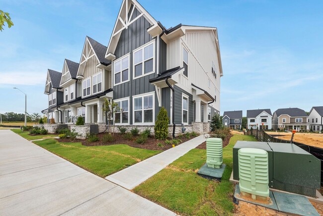 3018 White Rail Dr in Fuquay Varina, NC - Building Photo - Building Photo