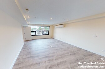 1028a Commonwealth Ave, Unit 204 in Boston, MA - Foto de edificio - Building Photo