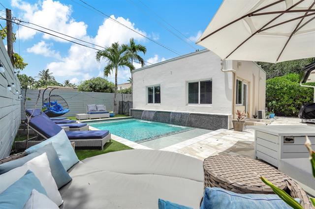 1210 Biarritz Dr in Miami Beach, FL - Foto de edificio - Building Photo