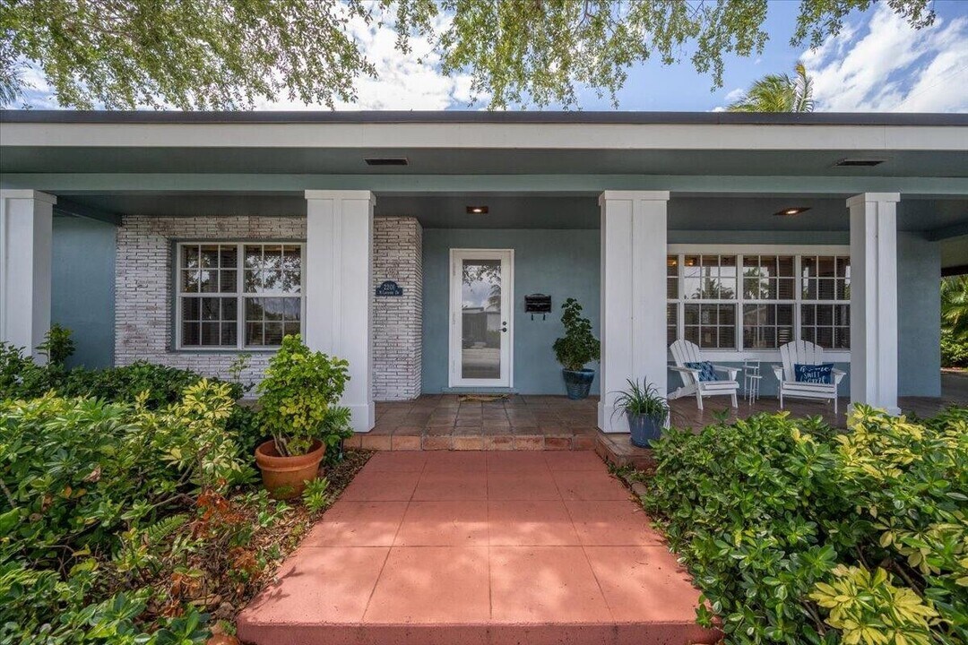 2201 N Lakeside Dr in Lake Worth Beach, FL - Building Photo