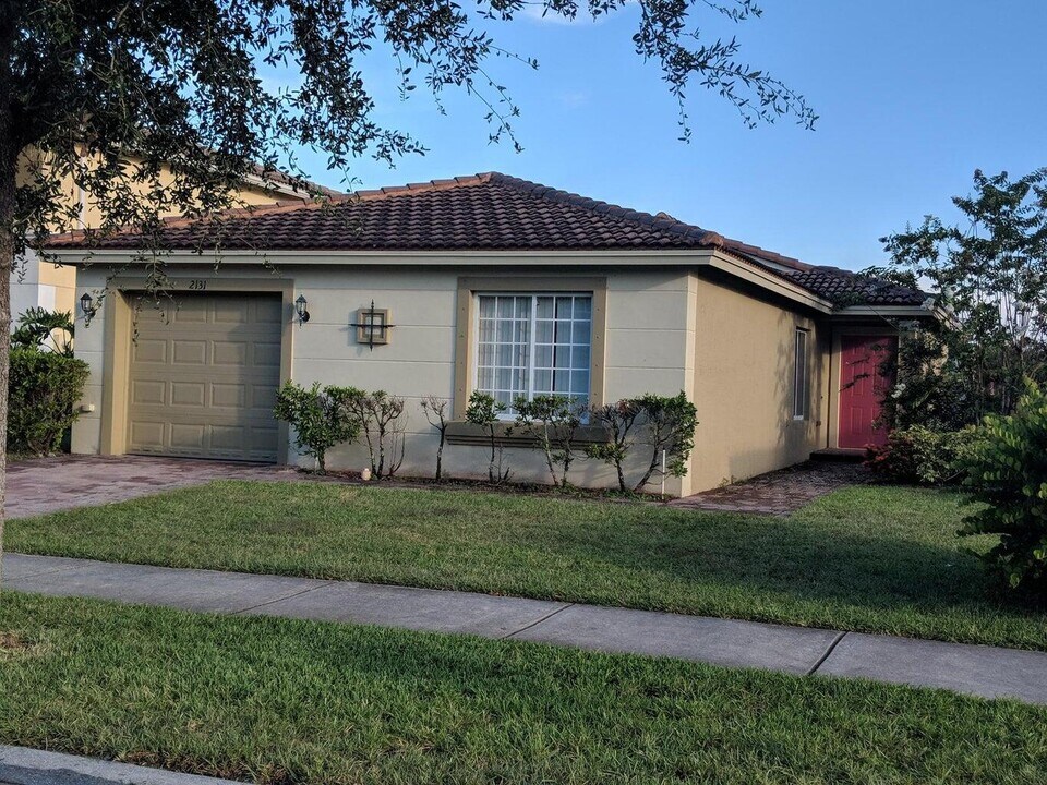 2131 Newport Isles Blvd in Port St. Lucie, FL - Building Photo