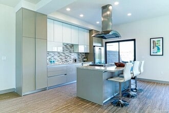 18711 Redwing St in Tarzana, CA - Building Photo - Building Photo