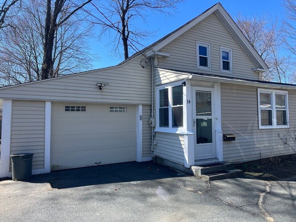 14 Cedar St in Westborough, MA - Building Photo