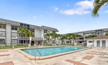 6705 NW 169th St in Hialeah, FL - Foto de edificio - Building Photo