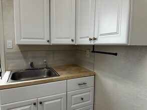 306 E Olive St, Unit Olive Studio in Newport, OR - Building Photo - Building Photo