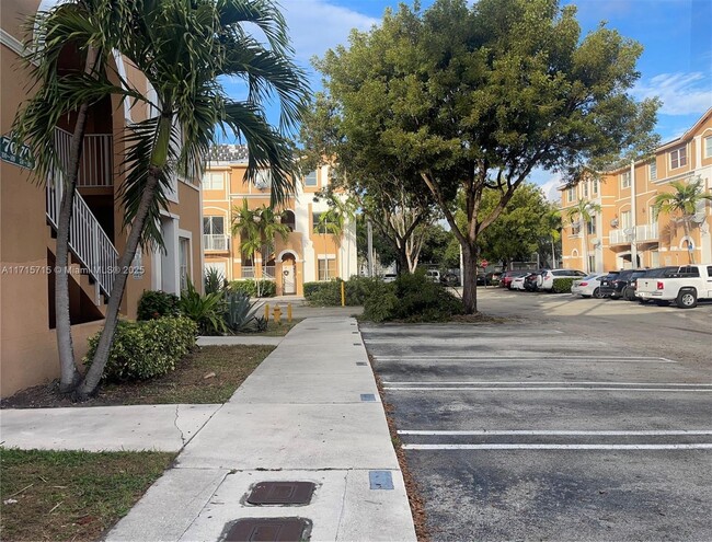 7070 NW 177th St, Unit 107 in Hialeah, FL - Building Photo - Building Photo