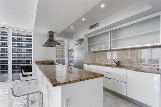 1800 S Ocean Dr in Hallandale Beach, FL - Building Photo - Building Photo