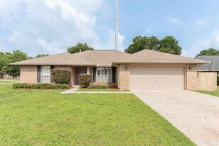 8770 Kennedy Dr in Pensacola, FL - Building Photo