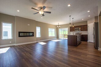 342-346 N Allen St in Bennington, NE - Building Photo - Building Photo