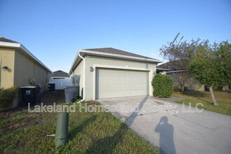823 Krenson Woods Ln in Lakeland, FL - Building Photo - Building Photo