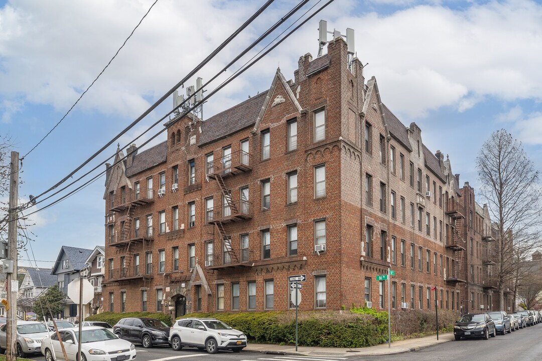 9445 86th Rd in Woodhaven, NY - Building Photo