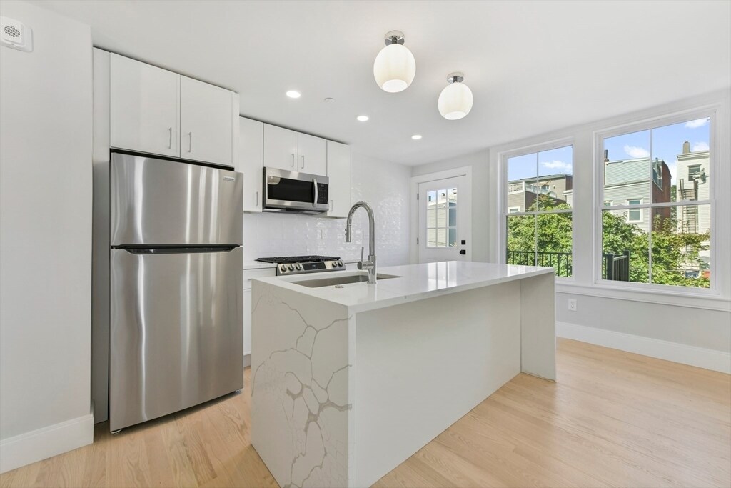 231 Princeton St, Unit 3 in Boston, MA - Building Photo
