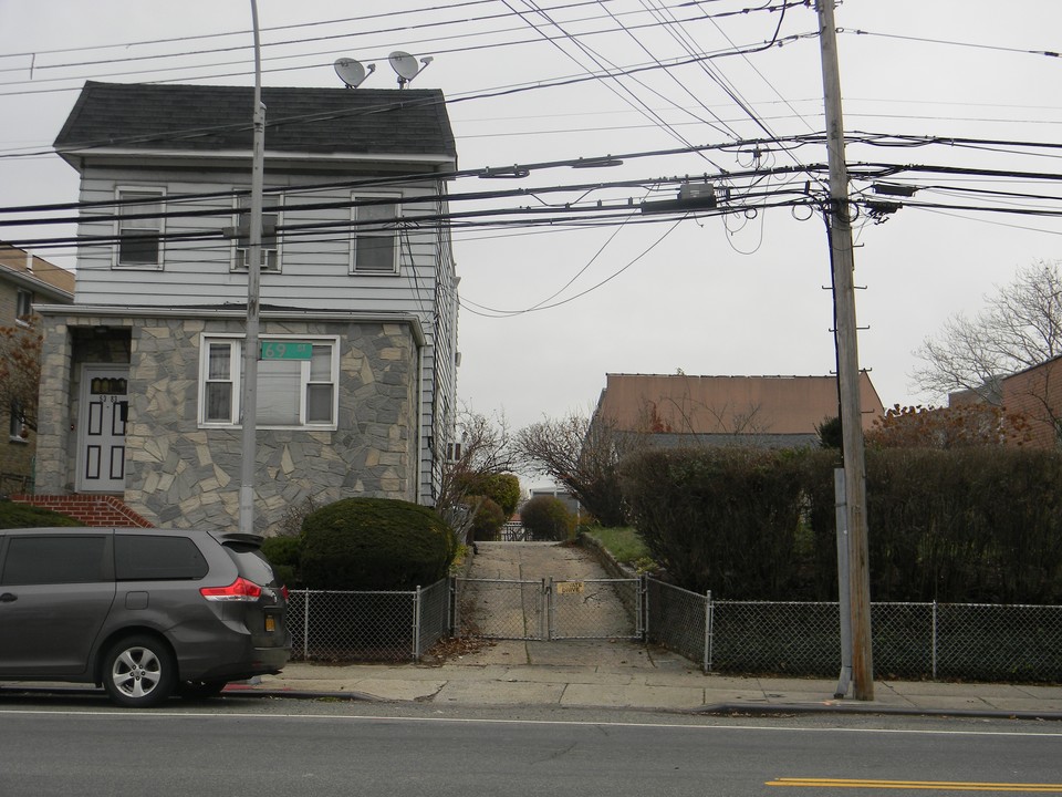 5383 69th St in Maspeth, NY - Building Photo