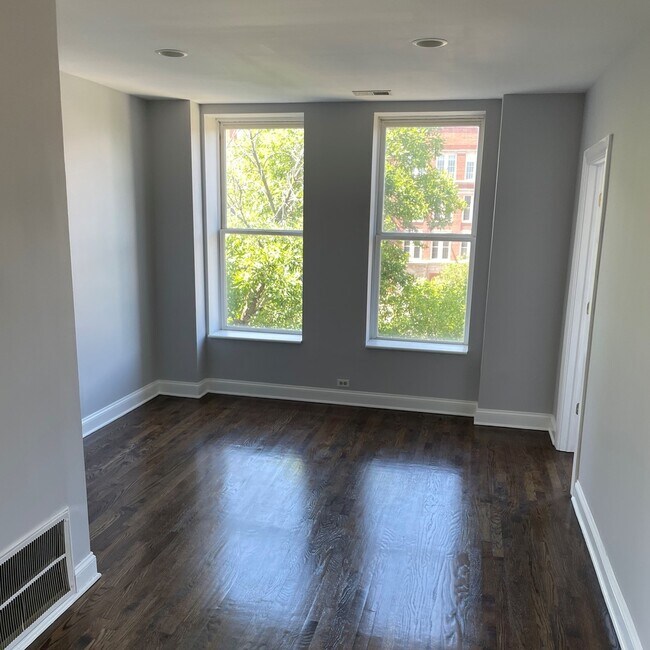 1421 N Rockwell St-Unit -2F in Chicago, IL - Building Photo - Building Photo