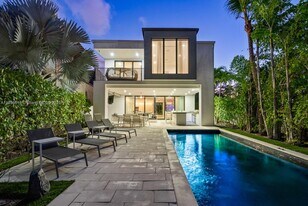 310 SE 11th Ave in Fort Lauderdale, FL - Building Photo