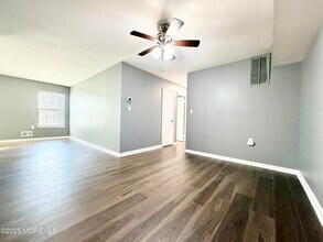 304 Wellington Pl in Matawan, NJ - Foto de edificio - Building Photo