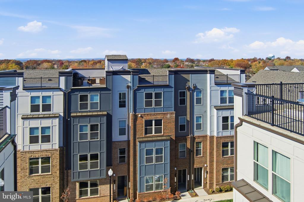 2136 Glacier Rd in Herndon, VA - Building Photo