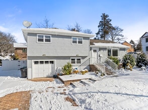 446 Roedel Plz in Paramus, NJ - Foto de edificio - Building Photo