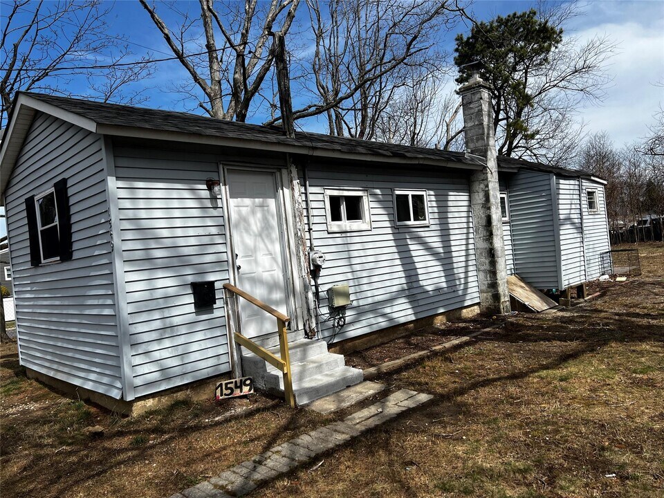 1549 Ohio Ave in Bay Shore, NY - Building Photo