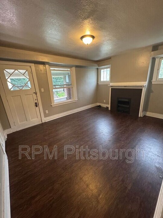311-313 W Burgess St in Pittsburgh, PA - Building Photo
